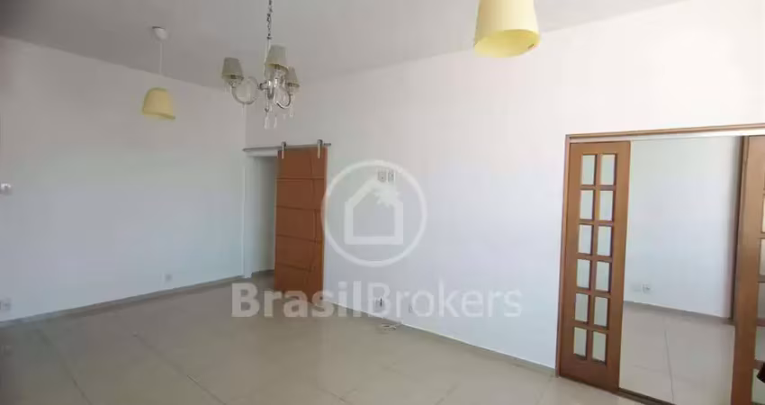 Apartamento todo reformado andar alto, vista livre, 3 quartos, em excelente localização