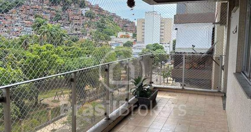 Apartamento de 2 quartos com 91 m², Varanda, dependências completas e vaga de garagem.