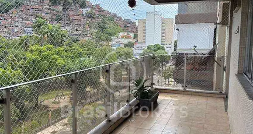 Apartamento de 2 quartos com 91 m², varanda, dependências completas e vaga de garagem.