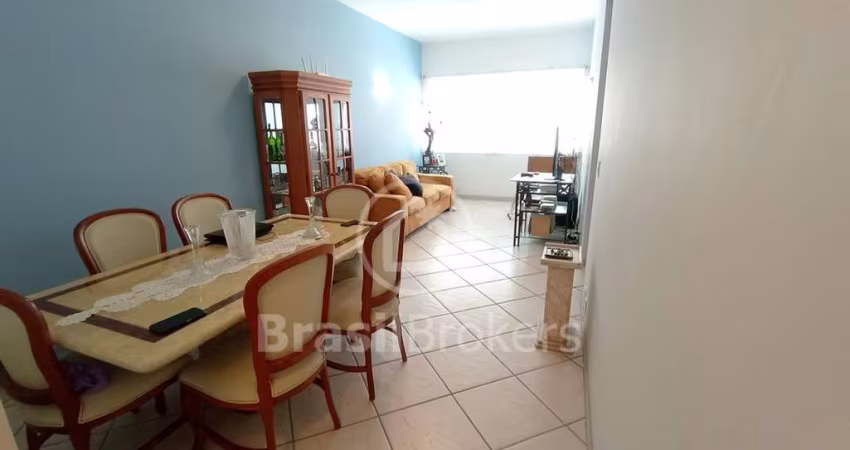 Apartamento de 2 quartos com 83 m² e dependências completa.