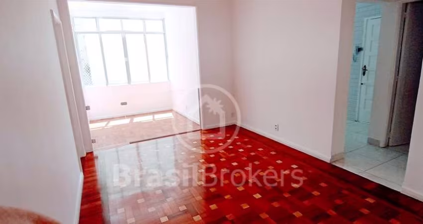 Apartamento de 2 quartos com 75 m², modernizado no melhor ponto da Rua Riachuelo