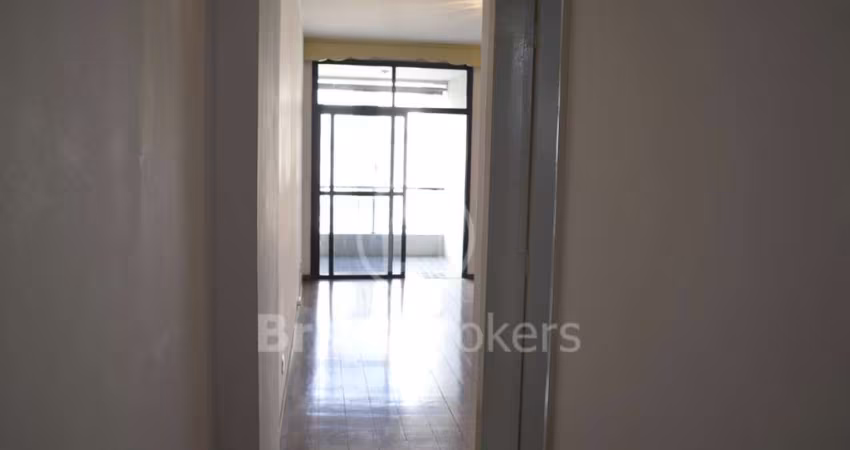 Apartamento à Venda, 2 quartos (2 suítes), 1 vaga, varanda e sol matinal, próximo ao Metrô Uruguai