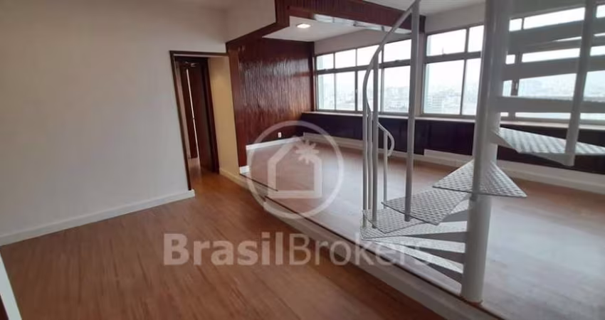 Cobertura Triplex com 4 quartos (1 suíte), 2 salas, terraço gourmet e 2 vagas - 242 m²  a 4 min da Praça Saens Pena.