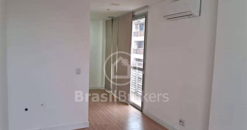 Sala comercial impecável na Tijuca, com vista livre e vaga escriturada!