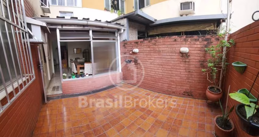Apartamento de 2 quartos com área externa a poucos metros do Shopping Tijuca