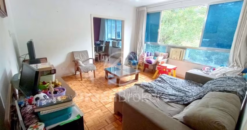 Apartamento de 3 quartos com 80 m², dependências completas e vaga de garagem.