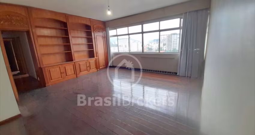 Apartamento com 130 m²,  3 quartos, vaga de garagem, salão e vista livre.