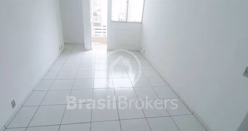 Apartamento de 2 quartos, com dependências completas e vaga de garagem.