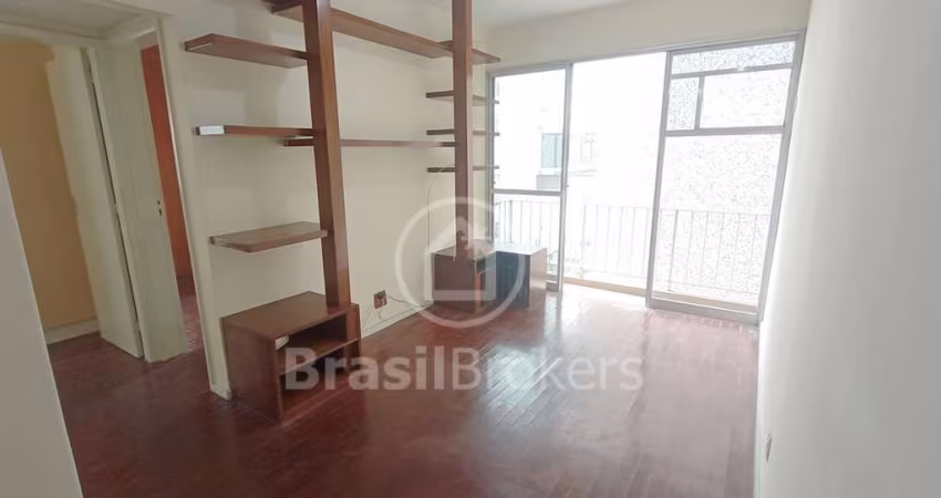 Apartamento de 2 quartos com varanda, vaga de garagem e dependência completa.