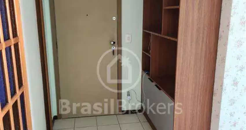 Cobertura de 3 quartos, sendo 1 suíte a poucos metros do metrô afonso pena