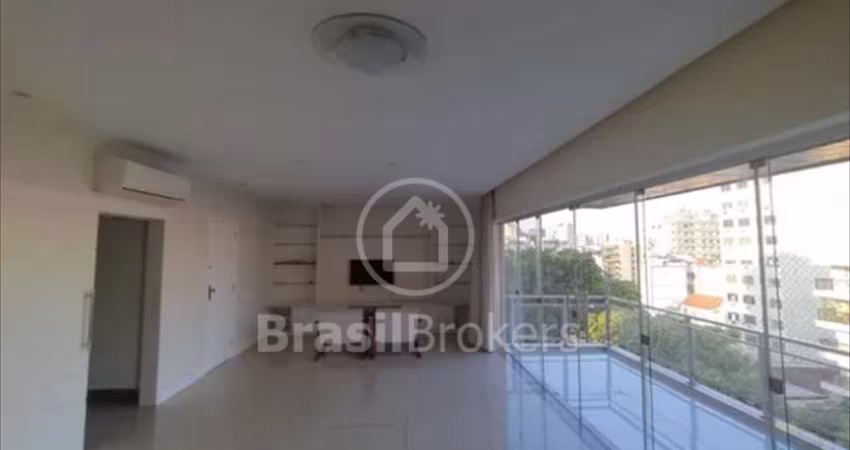 Tijuca! Cobertura de três quartos recém-reformada com duas vagas de garagem.