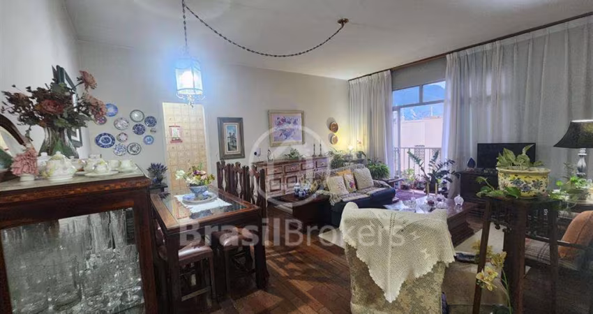 Um apartamento lindo e aconchegante em excelente localização na Tijuca. 143m2 com varanda, 3 quartos (1 suíte) e 2 vagas