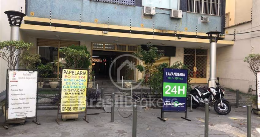Loja com 18m2 em galeria comercial na Haddock Lobo