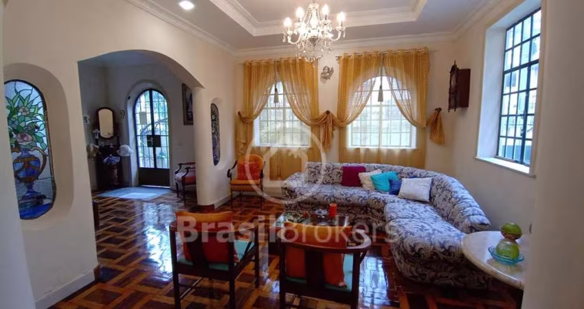 Casa à venda com 337m² e 4 quartos na Rua Nisia Floresta, Andaraí