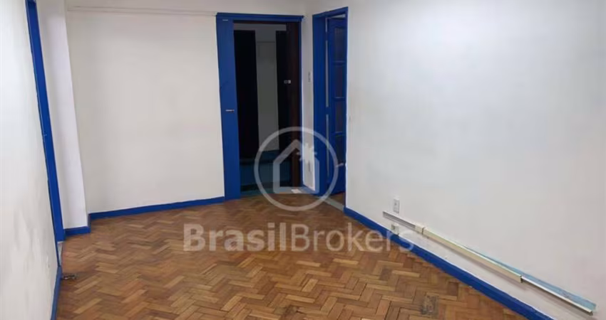 Sala Comercial à Venda com 4 ambientes na Avenida Treze de Maio - Centro
