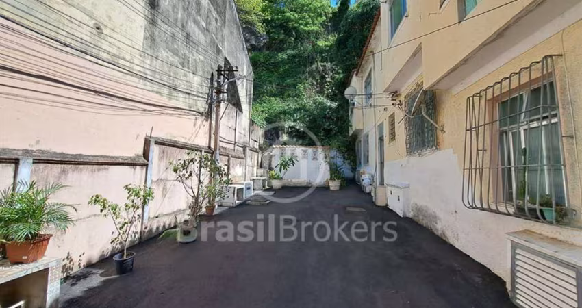 Apartamento de dois quartos, pronto para morar, vazio,  com vaga para moto.