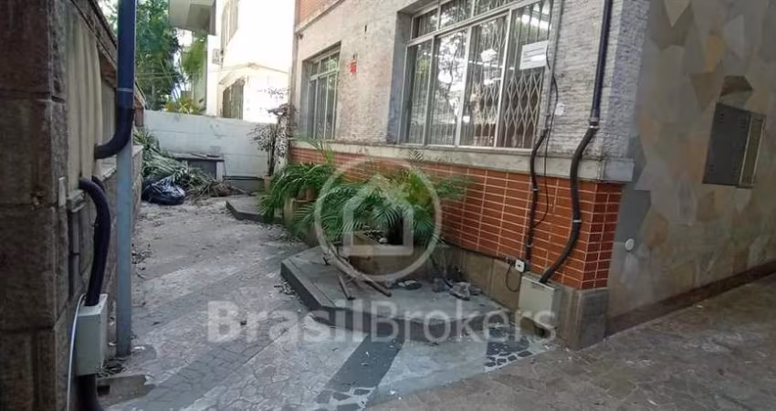 Casa com 506 m², 5 quartos, 2 salas e mais uma anexa com 3 quartos a 1 minuto do Estação do metro Uruguai.