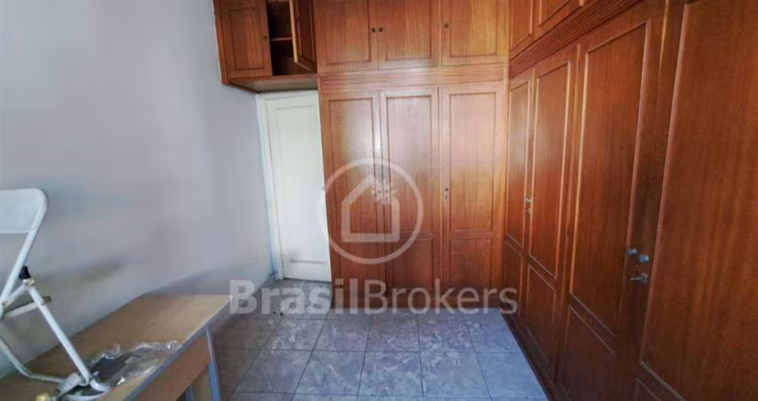Espaçoso apartamento (81m²) de dois quartos no coração da Tijuca.