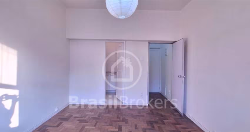 Sala com 25m² na Conde de Bonfim, junto à Praça Saenz Peña