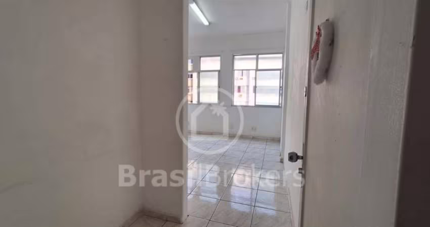 Sala com 25m² de frente para a Conde de Bonfim, junto à Praça Saenz Peña