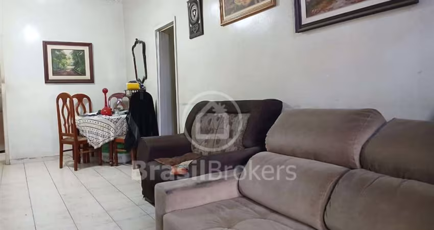 Apartamento sala, 2 quartos no coração da Praça Saens Pena, pertinho do Metrô .