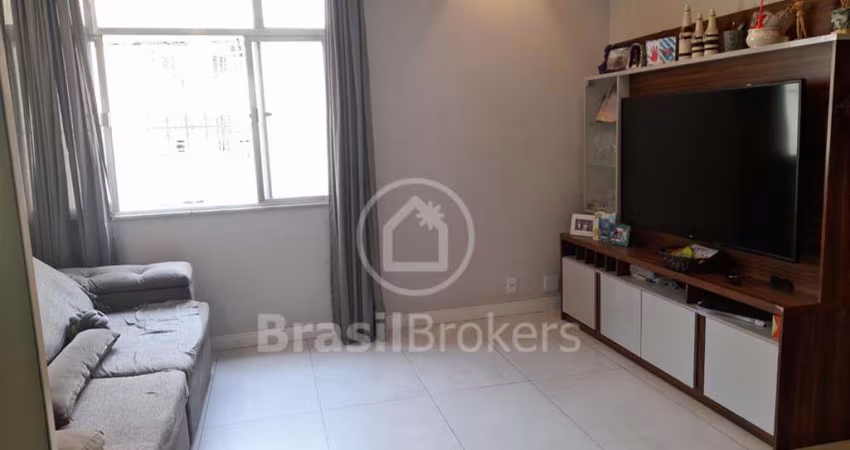 Apartamento de 2 quartos com 79 m² e móveis planejados.