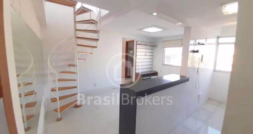 Cobertura duplex, com 2 quartos, 2 salas e varanda gourmet e vaga de garagem.
