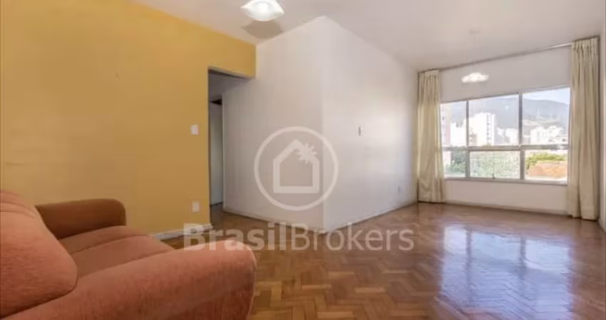 Apartamento de 2 quartos com 68 m² e vaga de garagem próximo a Praça Saens Pena.