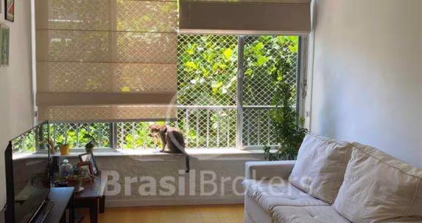 Excelente localização! Vendo apartamento de 2 quartos na Tijuca.