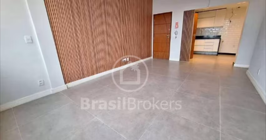 Vendo apartamento de 3 quartos com dependência completa, 95 m² na Tijuca.