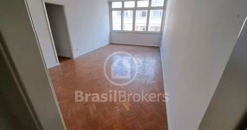 Apto. de três quartos com ótima localização na tijuca. vaga escriturada.