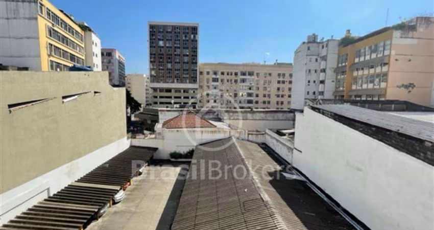 Ótimo Apartamento com 03 quartos em condomínio fechado, no centro da Tijuca realizando tudo a pé..
