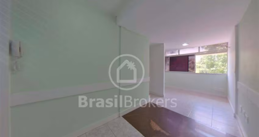 Sala comercial a venda, na porta do metrô Saenz Penã, com 3 salas e 2 banheiros