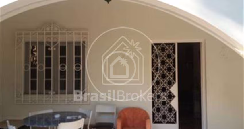 Casa 4 quartos, sendo 2 suítes