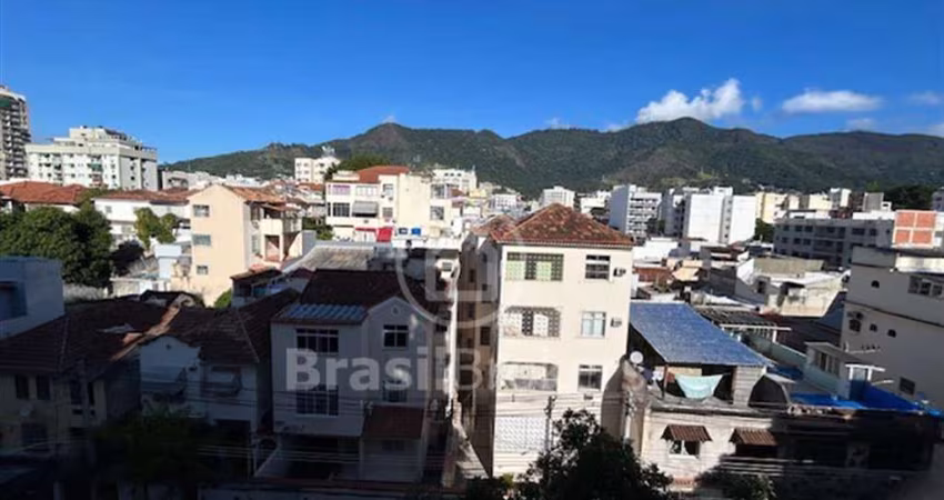 Ótimo apartamento com vista livre, sol da manhã em condomínio fechado - Vila Isabel - RJ