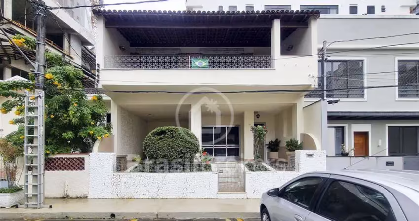 Casa de Vila com vaga de garagem e 3 quartos na Rua Itacuruça