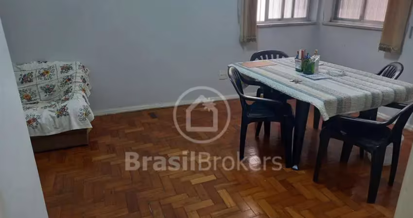 Apartamento de 3 quartos e dependência em ótima localização