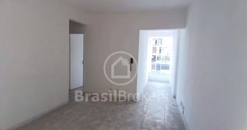 Apartamento à venda com 47m², 2 quartos, sala para 2 ambientes e próximo ao metrô