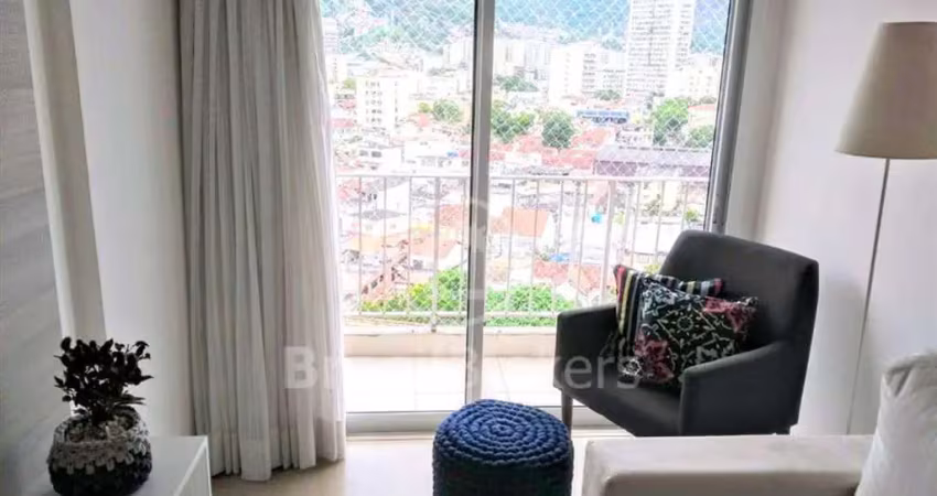 Apartamento de 2 quartos (1 revertido) com 40 m², varanda e vaga de garagem.