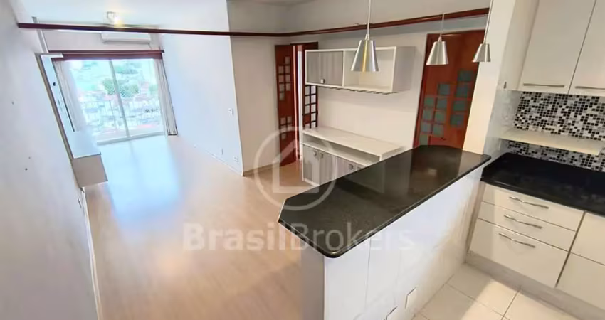 Apartamento de 2 quartos (1 revertido) com 40 m², varanda e vaga de garagem.