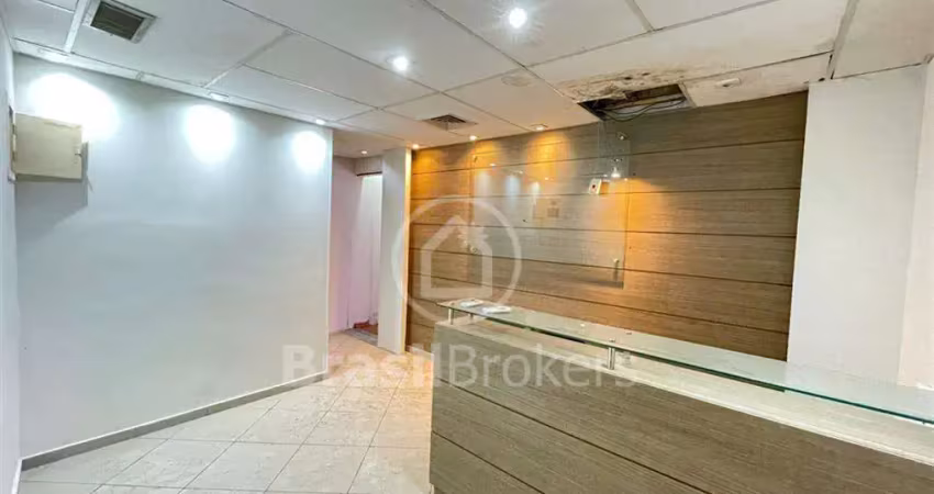 Oportunidade única no centro do rio! sala comercial espaçosa com 3 salas e 3 banheiros, cozinha e recepção!