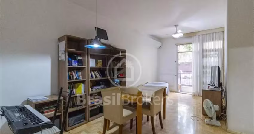 Apartamento a venda na rua maria amália, próximo ao metrô, 1 vaga na escritura, sacada, 2 quartos, suíte, portaria 24 horas e dependência completa