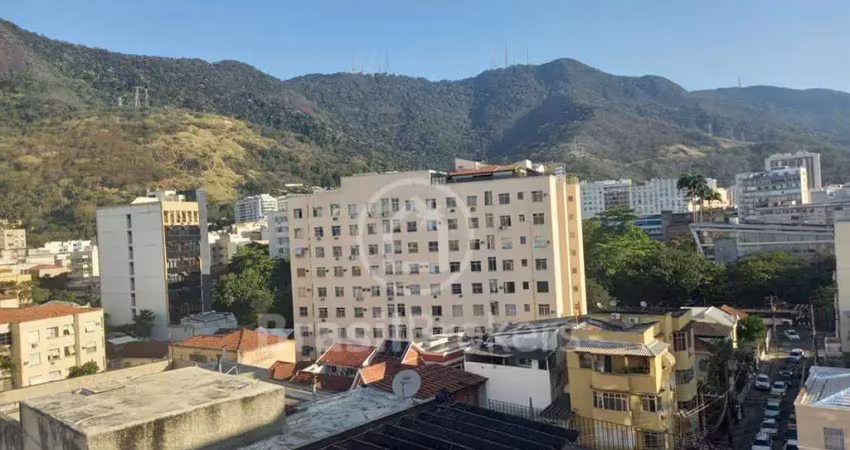 Apartamento com planta diferenciada no coração da praça saens pena.