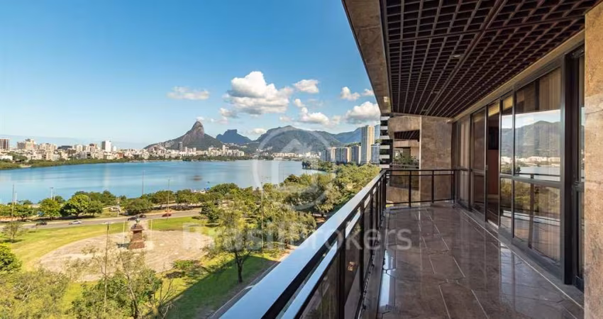 Excelente apartamento de 227m² com vista para a Lagoa e 3 vagas.