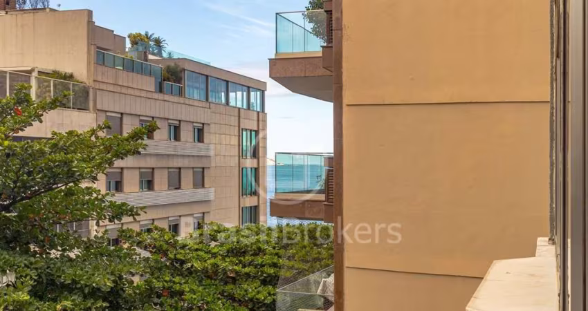 Excelente apartamento na quadra da praia do Leblon com 181 m² e 3 vagas.