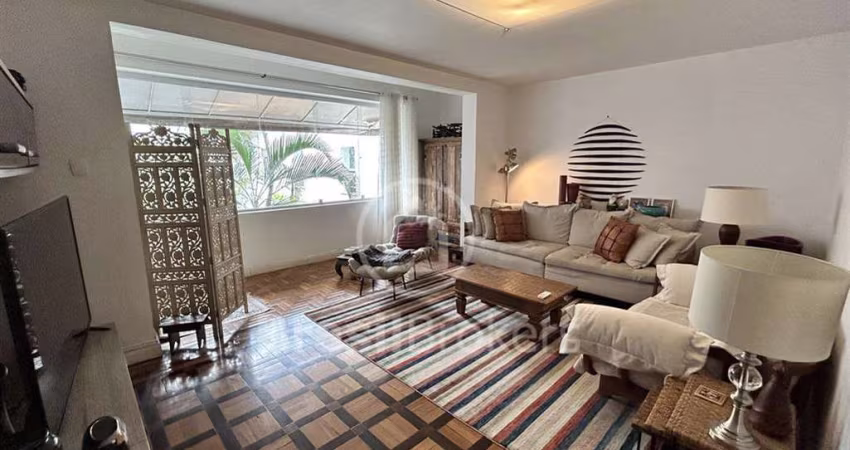 Joia Rara em Botafogo: Apartamento Reformado com 160m²' e uma vaga