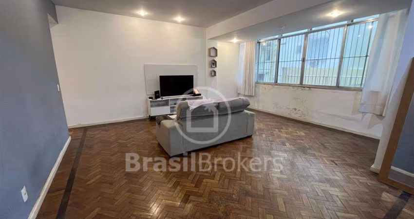 Vendo apartamento na Atlântica de 4 quartos, sendo 1 suíte e com 1 vaga no Posto 2