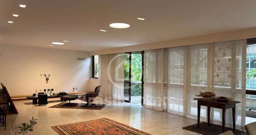 Apartamento com 4 quartos na praia do Leblon