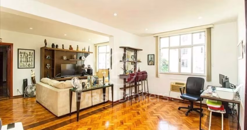 Apartamento com 4 quartos e vaga de garagem a 350 metros da Praça General Osório.