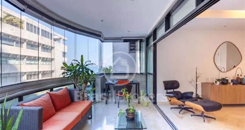 Leblon - Apartamento na Quadra da Praia com Varanda e 2 Vagas na Escritura.